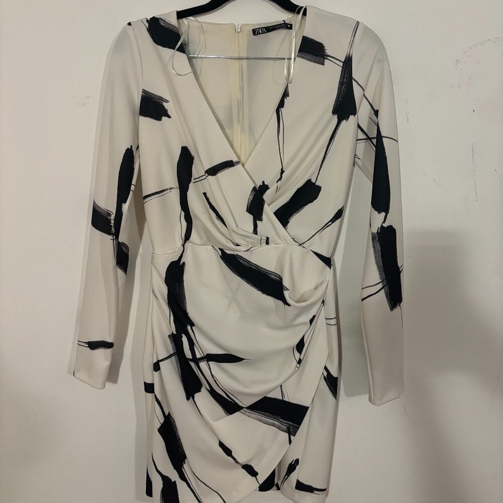 Zara Long Sleeve Black and White Marble Deep V Dress. Brand New Size XS